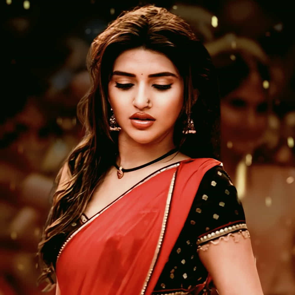 సంక్రాంతి బరిలో హాట్ ఫేవరెట్గా రిలీజ్ అవుతున్న మూవీ గుంటూరు కారం. ఈ సినిమాతో టాప్ స్టార్స్కు జోడిగా ప్రమోట్ అవుతున్నారు శ్రీలీల. ఇప్పటికే రిలీజ్ అయిన అప్డేట్స్కు మంచి రెస్పాన్స్ రావటంతో సినిమా సక్సెస్ విషయంలో ఫుల్ కాన్ఫిడెంట్గా ఉంది యూనిట్. అందుకే శ్రీలీల కూడా ఈ సినిమాతో సక్సెస్ ట్రాక్లో వచ్చేస్తానని గట్టిగా నమ్ముతున్నారు.