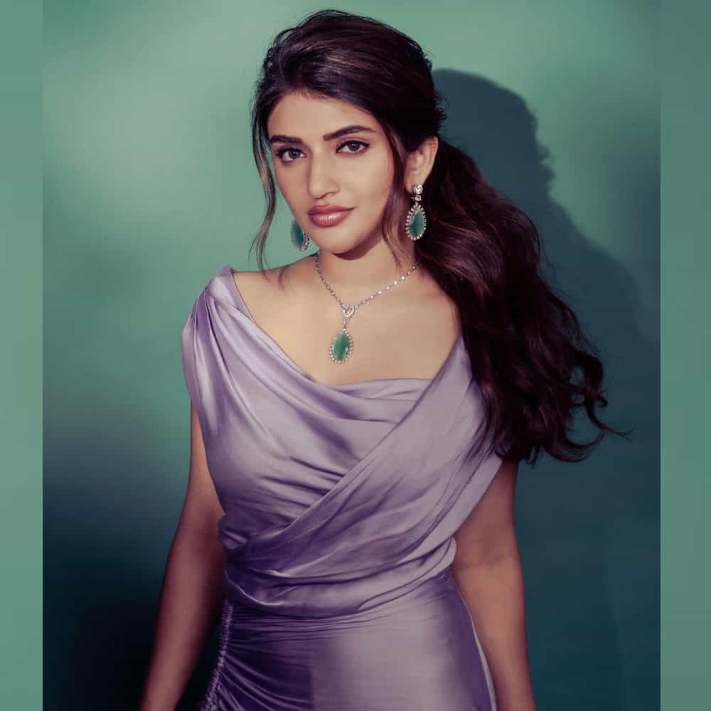 ఈ క్రమంలోనే తాజాగా శ్రీలీల తన ఇన్ స్టాలో షేర్ చేసిన ఫోటోస్ వైరలవుతున్నాయి. పర్పుల్ కలర్ ట్రెండీ డ్రస్ లో ప్రిన్సెస్లా మెరిసిపోతుంది శ్రీలీల.