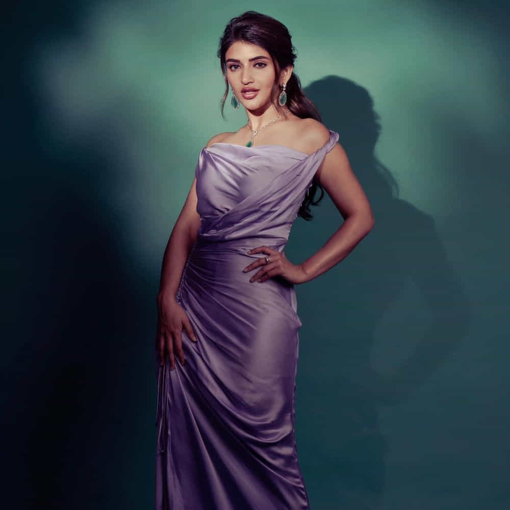 ధమాకా సినిమాలో మాస్ మహారాజా రవితేజతో ఊరమాస్ స్టెప్పులతో అదరగొట్టేసింది. దీంతో ఈ బ్యూటీకి దాదాపు అర డజనుకు పైగా సినిమాలు క్యూ కట్టాయి.
