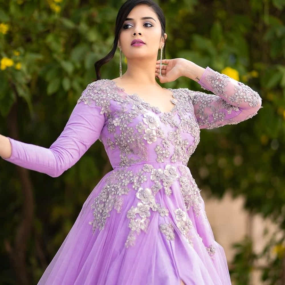 తనదైన మాటలతో స్టార్ యాంకర్ గా ప్రేక్షకులను మెప్పిస్తుంది అందాల భామ శ్రీముఖి. యాంకరింగ్ తోనే కాదు తన అందాలతోనూ ప్రేక్షకులను మెప్పిస్తుంది శ్రీముఖి.