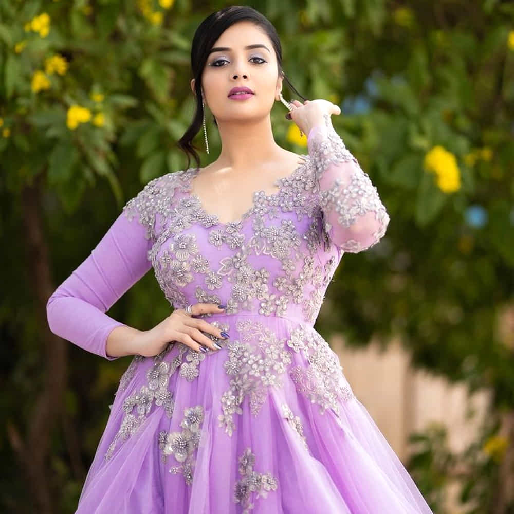పలు టీవీ షోలకు యాంకర్ గా చేస్తున్న శ్రీముఖి తన మాటలతో చలాకీ తనంతో ప్రేక్షకులను అలరిస్తుంది ఈ అమ్మడు