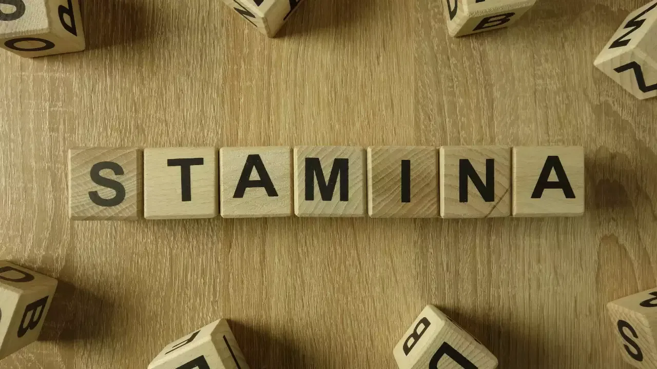 ఏ పని చేయాలన్నా శరీరంలో తగినంత స్టామినా ఉండాలి. ఎలాంటి పనినైనా మొదట చాలా స్పీడ్‌గా చేసేస్తారు. కానీ ఆ తర్వాత చాలా స్లో అవుతుంది. కొన్ని నిమిషాలకు చేయలేకపోతారు. అంటే మీ బాడీలో తగినంత స్టామినా లేదని అర్థం చేసుకోవాలి. స్టామినా ఉండాలంటే ముందు తగినంత రోగ నిరోధక శక్తి ఉండాలి. అలా అయితేనే దీర్ఘకాలికంగా ఎలాంటి అనారోగ్య సమస్యలు రాకుండా ఆరోగ్యంగా ఉండొచ్చు.
