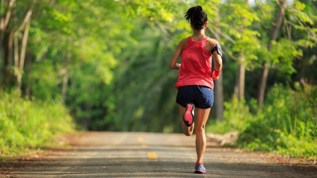 అదే విధంగా తగినంత నిద్ర ఉండేలా చూసుకోండి. రిలాక్స్‌గా పడుకోవడం వల్ల మీకు తెలియకుండా మీ శరీరంలో స్టామినా లెవల్స్ పెరుగుతాయి. అంతే కాకుండా ఆరోగ్యకరమైన ఆహారం మాత్రమే తినాలి. దీని వల్ల మీకు కావాల్సినంత శక్తి లభిస్తుంది.
