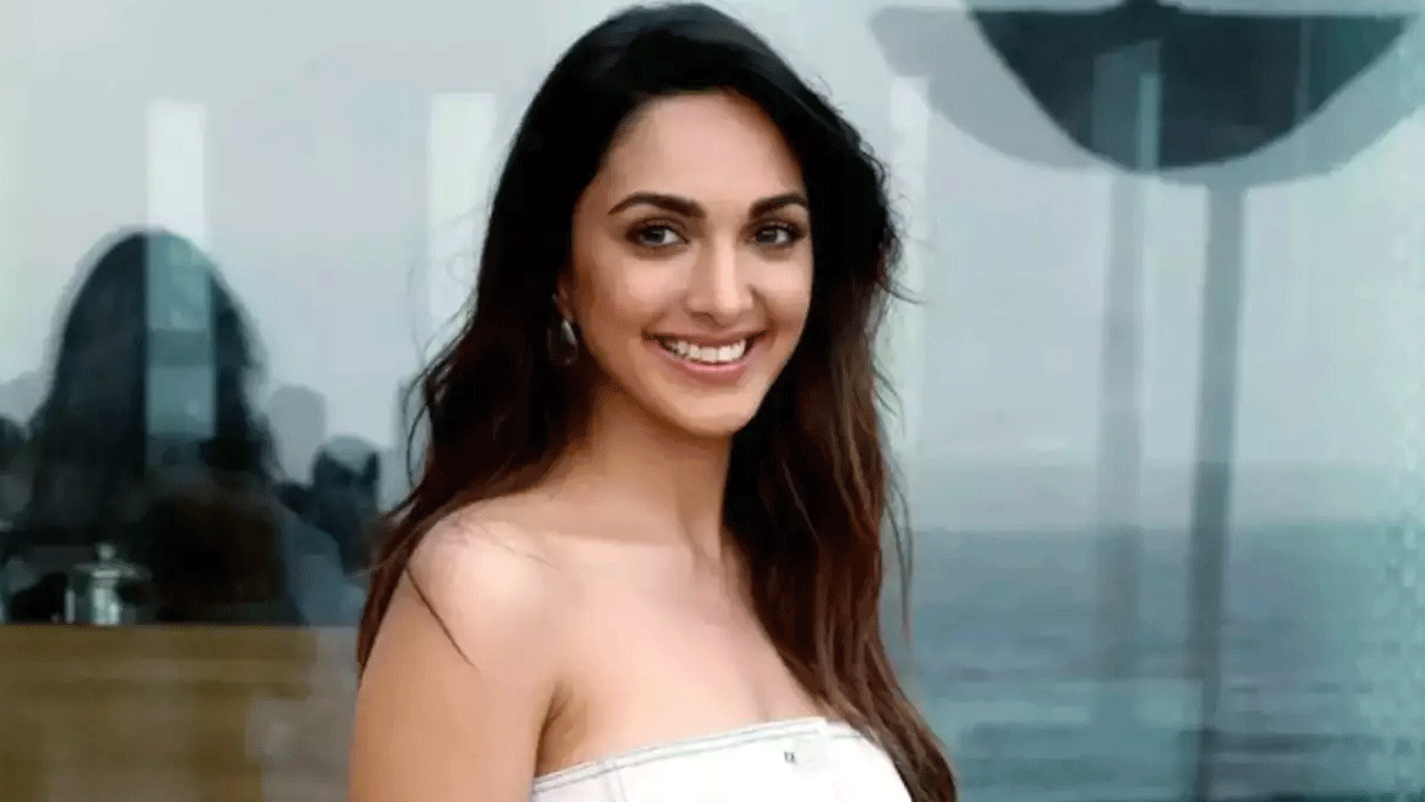 ఈ విషయంలో కియారా ఫ్యాన్స్ కొత్త థియరీ బయటకు తీసుకువచ్చారు. పెళ్లి తరువాత ఫ్యామిలీ ప్లానింగ్లో ఉన్న కియారా కావాలనే సినిమాల నుంచి బ్రేక్ తీసుకుంటున్నారన్నది నయా అప్డేట్. కాస్త బ్రేక్ తీసుకొని ఫ్యామిలీ లైఫ్ను కూడా ఎంజాయ్ చేసిన తరువాత మళ్లీ వెండితెర మీద సత్తా చాటాలన్న ఆలోచనలో ఉన్నారట ఈ బ్యూటీ. మరి ఈ ప్లాన్ కియారా కెరీర్ మీద ఎలాంటి ప్రభావం చూపిస్తుందో చూడాలి.