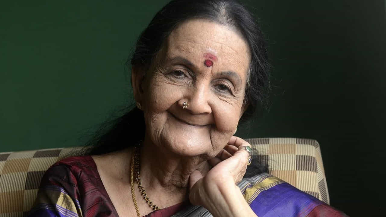 మలయాళీ నటి, సంగీత విద్వాంసురాలు సుబ్బలక్ష్మి కన్నుమూసిన సంగతి తెలిసిందే. అమ్మమ్మ పాత్రలతో ప్రేక్షకులను అలరించిన సుబ్బలక్ష్మి వృద్ధాప్య సంబంధిత సమస్యలతో తిరువనంతపురంలోని ఓ ప్రైవేట్ ఆస్పత్రిలో చికిత్స పొందుతూ తుదిశ్వాస విడిచారు. సుబ్బలక్ష్మి 2002లో రంజిత్ చిత్రం నందనంలో వేషమణియమ్మ పాత్ర పోషించడం ద్వారా 69 ఏళ్ల వయసులో సినీ రంగంలోకి వచ్చారు. తర్వాత వరుసగా సుబ్బలక్ష్మి మలయాళంలో ఎన్నో పాత్రల్లో పోషించారు.