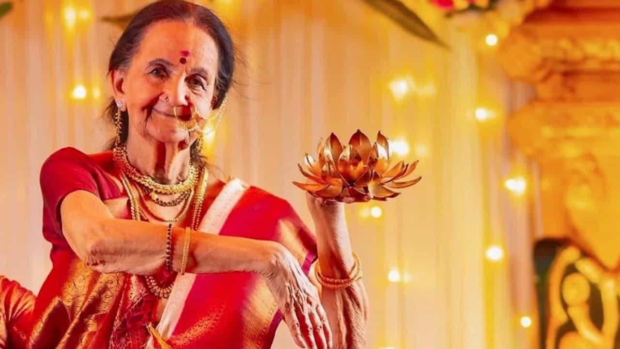 తిరువనంతపురంకు చెందిన సుబ్బలక్ష్మి చిన్నతనంలో సంగీత సాధన చేసేవారు. ఆమె జవహర్ బాలభవన్లో సుమారు 27 ఏళ్లపాటు సంగీత ఉపాధ్యాయురాలిగా పనిచేశారు. 1951లో ఆల్ ఇండియా రేడియోలో పని చేయడం ప్రారంభించాడు. సుబ్బలక్ష్మి దక్షిణ భారతదేశంలో ఆల్ ఇండియా రేడియోలో పనిచేసిన మొదటి మహిళా సంగీత విద్వాంసకురాలు. ఉద్యోగ విరమణ చేసిన తర్వాత హార్లిక్స్ ప్రకటన ద్వారా కెమెరా ముందుకు వచ్చారు. నర్తకి,నటి అయిన తన కుమార్తె తారకళ్యాణ్తో కలిసి టెలివిజన్ సిరీస్ సెట్స్కు వచ్చినప్పుడు నటుడు సిద్ధిక్ను కలిశాడు. సిద్ధిక్ ద్వారానే 'నందనం' సినిమాలో తొలిసారి నటించారు.