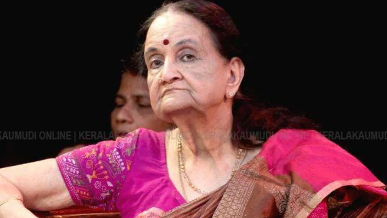 సుబ్బలక్ష్మి సంగీత కుటుంబంలో జన్మించారు. ఆమె 1936లో తిరునెల్వేలిలో రామభద్ర, రామలక్ష్మి దంపతులకు కుమార్తెగా జన్మించింది. సుబ్బలక్ష్మి తల్లి 28వ ఏట మరణించింది. అప్పటికి సుబ్బలక్ష్మి వయసు పదకొండేళ్లు. ఇద్దరు సోదరులు ఉన్నారు. సుబ్బలక్ష్మి తన చిన్నతనం ఒంటరితనం, కష్టాల గురించి గతంలో ఓ ఇంటర్వ్యూలో చెప్పుకొచ్చారు. ఆమె కుటుంబంలో 30 మంది గాయకులు ఉన్నారు. దాంతో సుబ్బలక్ష్మి కూడా అటువైపు వెళ్లింది. అయితే నటి కావాలనే కోరిక ఉండేది. ఆ కోరిక నెరవేరేందుకు సుబ్బలక్ష్మికి 69 ఏళ్లు పట్టింది.సినిమాలతో పాటు కొన్ని టెలిఫిల్మ్లు, ఆల్బమ్లు, సీరియల్స్లో సుబ్బలక్ష్మి నటించారు.