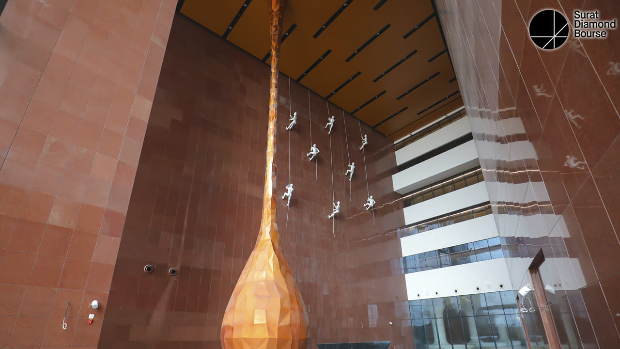 ఈ బిల్డింగ్‌ వజ్రాల వ్యాపారినికి ప్రంపచం కేంద్రంగా మారనుంది. డైమండ్‌ బోర్స్‌ క్యాంపస్‌లో సేఫ్‌ డిపాజిట్‌ వాల్ట్‌లు, కాన్ఫరెన్స్‌ హాల్స్‌, మల్టీపర్సస్‌ హాల్స్‌, రెస్టారంట్స్‌, కన్వెక్షన్‌ సెంటర్‌ ఇలా ఎన్నో వసతులను అందుబాటులోకి తీసుకొచ్చారు. 