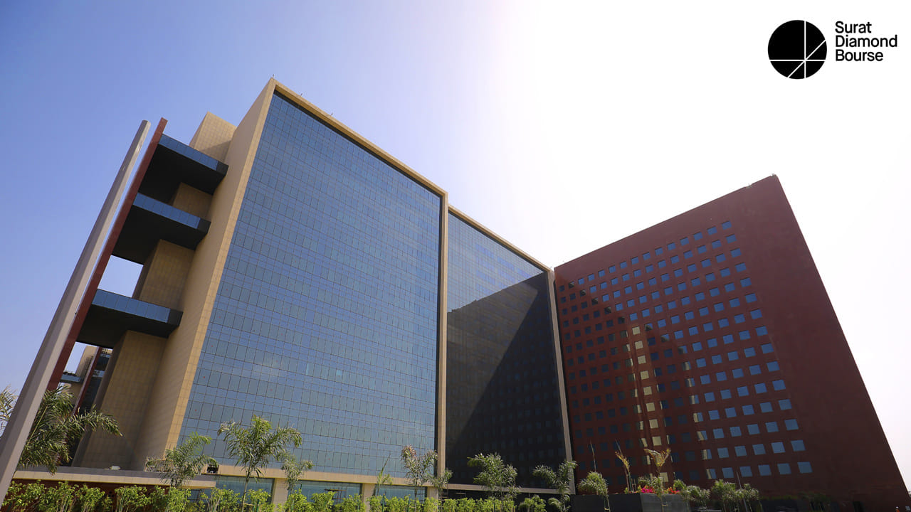 ఈ బిల్డింగ్‌లో సుమారు 4700 కార్యాలయాలనున్నాయి. వీటిలో ఇప్పటికే 130 కార్యాలయాలు ఉపయోగంలోకి వచ్చేశాయి. పెంటగాన్‌ కంటే ఈ భవనం పెద్దదని చెబుతున్నారు. 