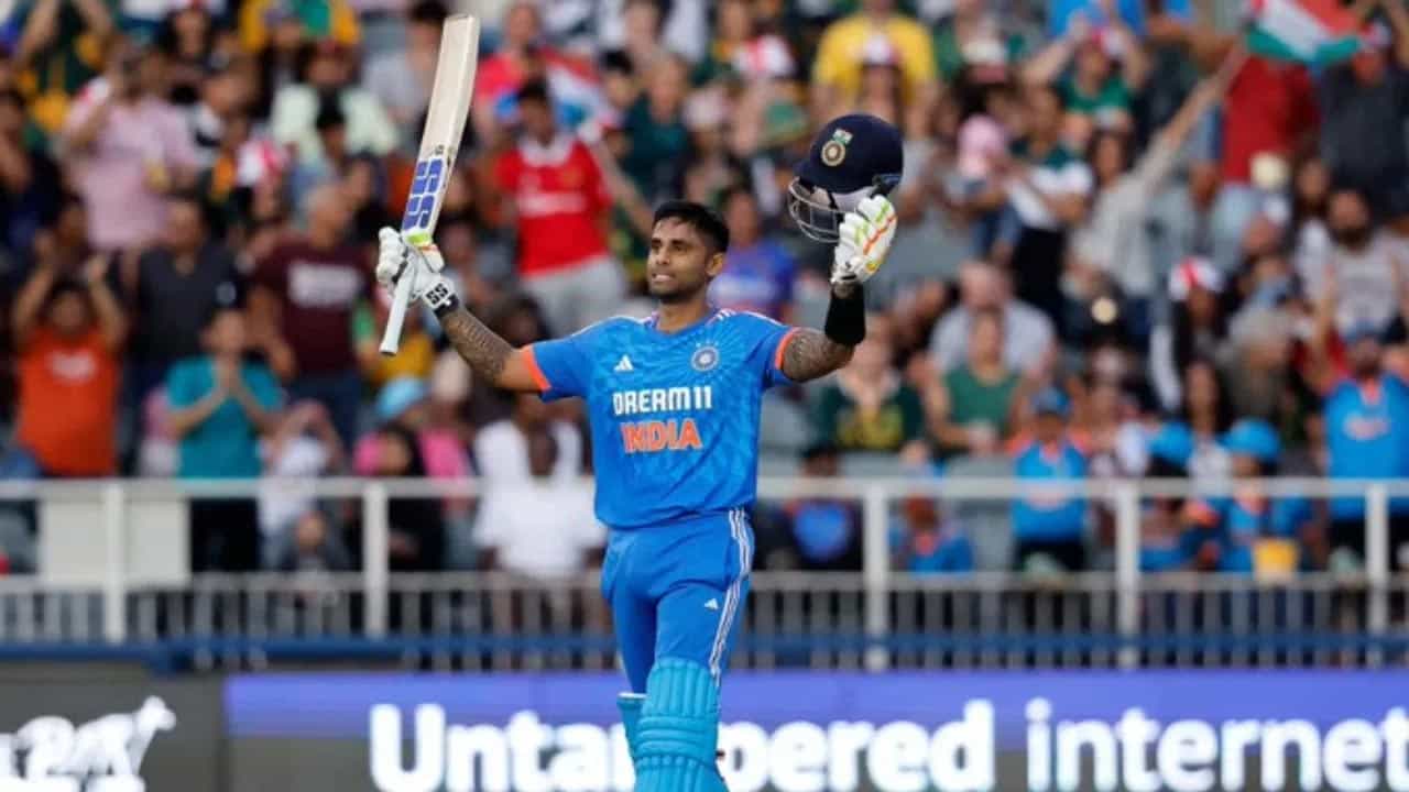 అంతర్జాతీయ టీ20లో సూర్యకుమార్ యాదవ్కు ఇది నాలుగో సెంచరీ. దీంతో పాటు అంతర్జాతీయ టీ20ల్లో ఉమ్మడి అత్యధిక స్కోరు సాధించిన ఆటగాడిగా నిలిచాడు. అతను రోహిత్ శర్మ, గ్లెన్ మాక్స్వెల్తో జతకట్టాడు.