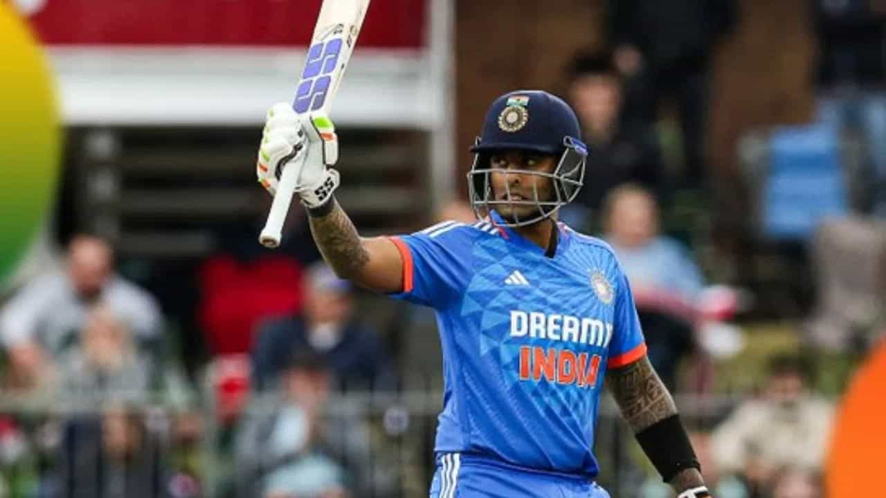 India vs South Africa: సౌతాఫ్రికాతో జరిగిన మూడో టీ20 మ్యాచ్లో సూర్యకుమార్ యాదవ్ అద్భుత సెంచరీ సాధించాడు. ఈ మ్యాచ్లో అత్యుత్తమంగా బ్యాటింగ్ చేసిన సూర్య కేవలం 56 బంతుల్లో 7 ఫోర్లు, 8 సిక్సర్లతో 100 పరుగులు చేశాడు.
