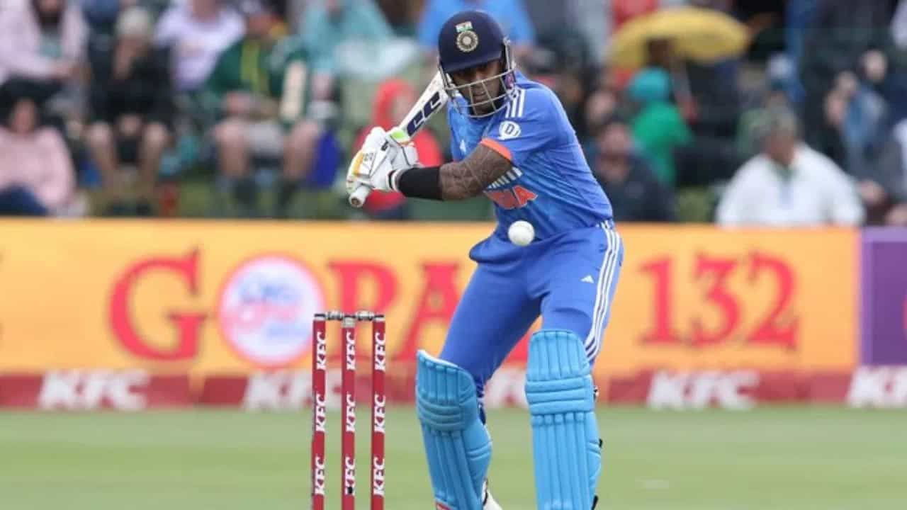 సూర్యకుమార్ యాదవ్ ఇటీవలి కాలంలో టీమిండియా తరపున అద్భుతంగా రాణిస్తున్నాడు. 2021లో భారత్లో అరంగేట్రం చేసిన సూర్య ఇప్పటివరకు టీమ్ ఇండియా తరపున 60 టీ20 మ్యాచ్లు ఆడి నాలుగు సెంచరీలతో సహా 2141 పరుగులు చేశాడు. ఇది కాకుండా 17 హాఫ్ సెంచరీలు కూడా చేశాడు.