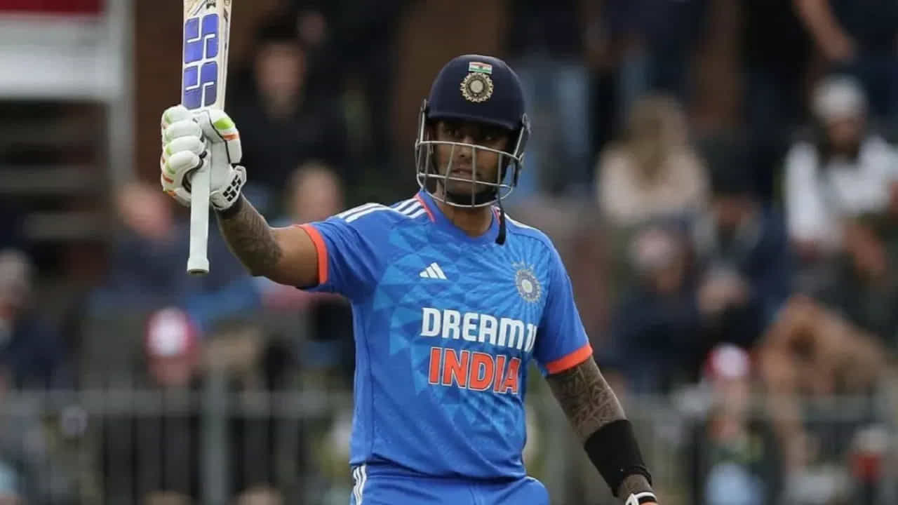 దక్షిణాఫ్రికాతో జరిగిన మూడు మ్యాచ్ల T20I సిరీస్లో సూర్యకుమార్ యాదవ్ ఇప్పుడు మ్యాన్ ఆఫ్ ది సిరీస్ అవార్డును గెలుచుకున్నాడు. సూర్య కేవలం 18 సిరీస్లలో నాల్గవసారి ఈ అవార్డును గెలుచుకున్నాడు.