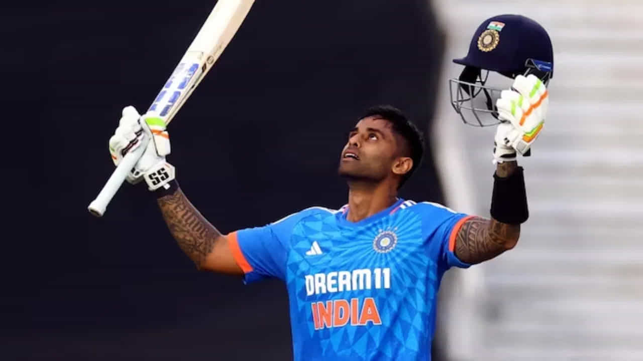 దక్షిణాఫ్రికాతో జరిగిన మూడో టీ20 మ్యాచ్లో భారత్ 106 పరుగుల తేడాతో ఘన విజయం సాధించింది. ఈ మ్యాచ్లో భారత కెప్టెన్ సూర్యకుమార్ యాదవ్ మెరుపు సెంచరీ చేశాడు.