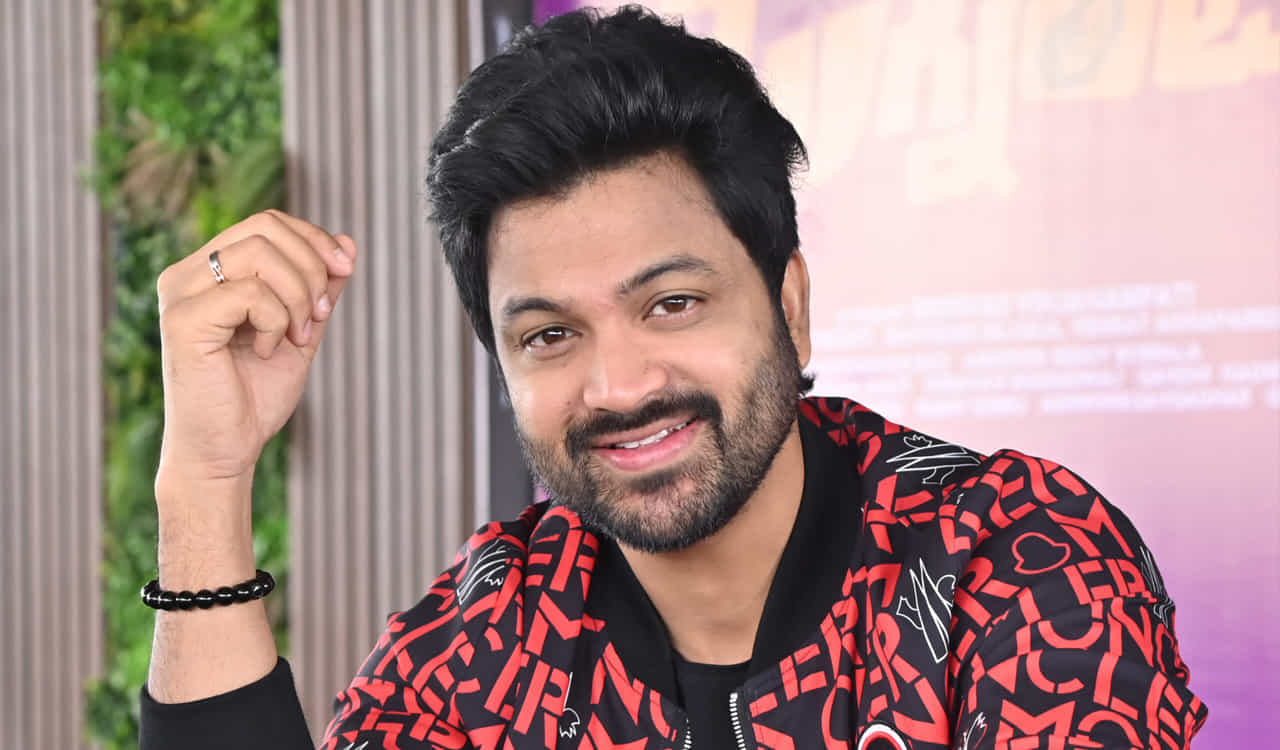 బిగ్బాస్ ఫినాలే తరువాత జరిగిన గొడవ విషయంలో సోహెల్ సీరియస్గా రియాక్ట్ అయ్యారు. అభిమానులు కార్ల అద్దాలు పగలగొట్టడం మంచిది కాదన్నారు. హౌస్ నుంచి బయటకు వచ్చిన వాళ్లంతా ఫ్రెండ్లీగా ఉంటారన్న సోహెల్, వాళ్ల కోసం అభిమానులు గొడవలు చేయటం మంచిది కాదన్నారు.