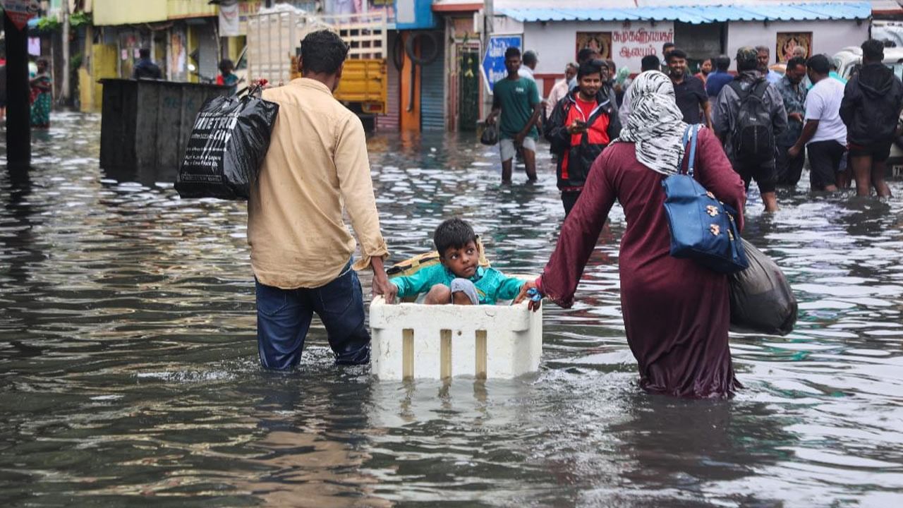 Tamil Nadu Rains: తమిళనాడులో భారీ వర్షాలు.. నేడు స్కూళ్లు, కాలేజీలకు సెలవు