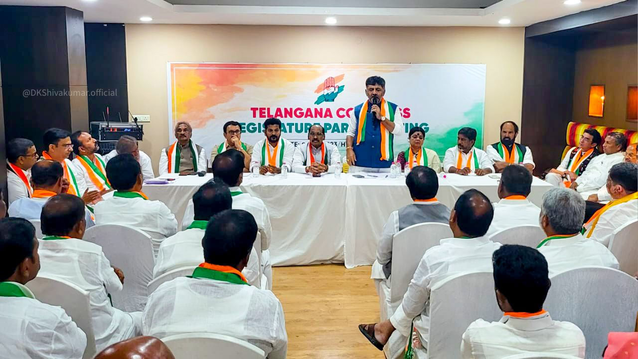 Telangana Congress CM: కాసేపట్లో తెలంగాణ సీఎం పేరు.. సీఎల్పీ నేత ఎంపికపై ఢిల్లీలో కొనసాగుతున్న కసరత్తు..