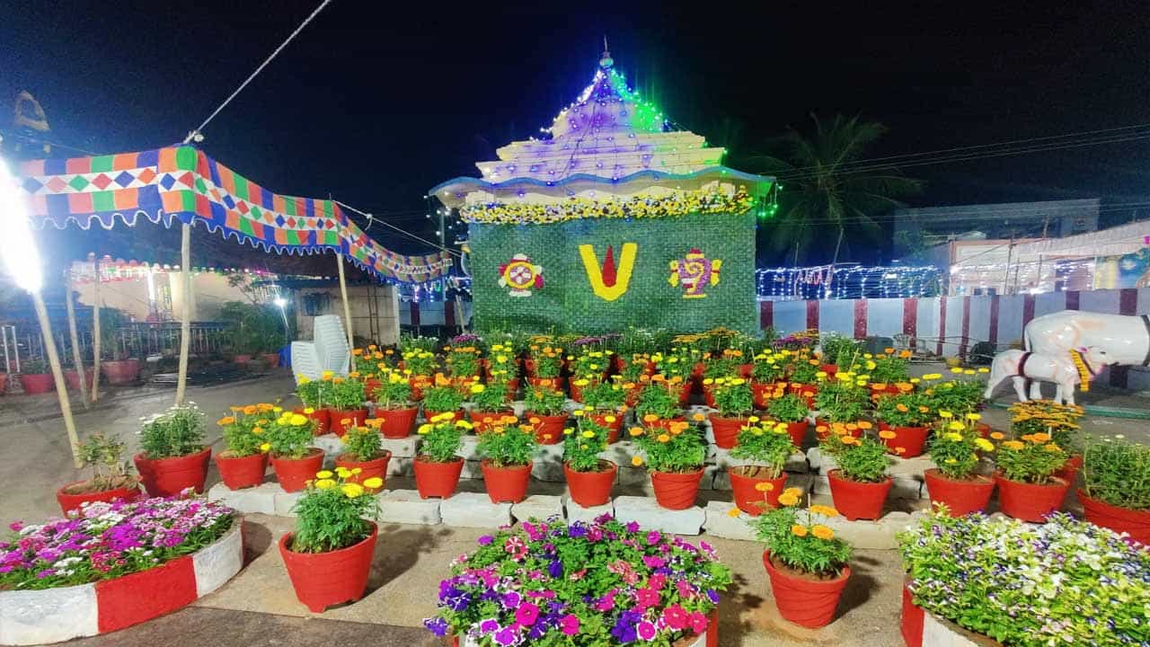 ప్రతి సంవత్సరం డిసెంబర్, జనవరి మాసాలలో వెంకటేశ్వర స్వామి ఆలయంలో ఈ విధంగా అలంకరణ పూల మొక్కలతో చేస్తారు. ఆలయ అధికారులు, అర్చకులు దాతల సహకారంతో పూల మొక్కలను తెప్పించి ఆలయ ప్రాంగణంలో ఏర్పాటు చేసారు. మొక్కల పోషణను ఆలయ అధికారులు చాలా జాగ్రత్తగా చేస్తున్నారు.