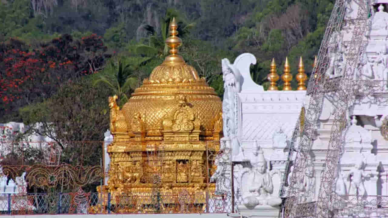 వరుస సెలవులు రావడంతో... ఆధ్యాత్మిక క్షేత్రాలు, పర్యాటక ప్రాంతాల్లో రద్దీ