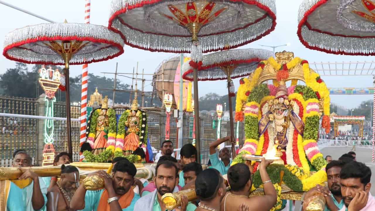 మలయప్పస్వామి వారు పల్లకీ ఎక్కి మహాప్రదక్షిణ మార్గంలో స్వామి పుష్కరిణి వద్దకు వచ్చారు. ఇంతలో అమ్మవార్లు చెరొక పల్లకీపై అప్రదక్షిణంగా స్వామివారికి ఎదురుగా వచ్చి నిలుచున్నారు.