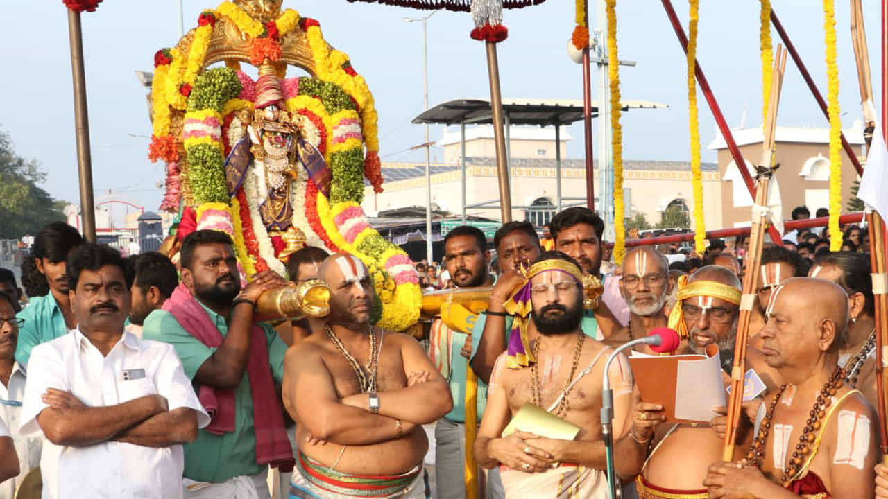 పురాణ పఠనం జరుగుతుండగా అమ్మవార్ల తరఫున జీయ్యంగార్లు పూలచెండ్లతో స్వామివారిని మూడుసార్లు తాడించారు.