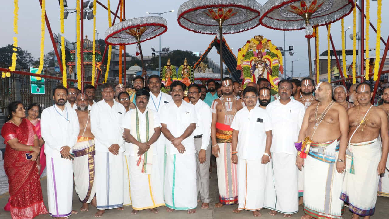 స్వామివారు బెదిరినట్లుగా నటించి తానేమి తప్పు చేయలేదని అమ్మవార్లను ప్రాధేయపడతారు.