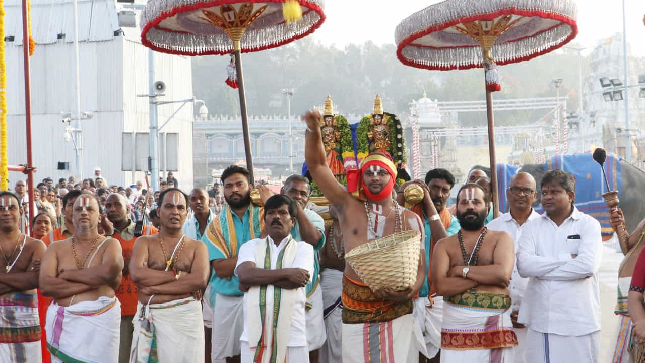 అనంతరం అమ్మవార్లు శాంతించి స్వామివారికి ఇరువైపులా చేరి కర్పూరహారతులు అందుకుని ఆలయానికి చేరుకున్నారు. ఆ తరువాత ఆస్థానం నిర్వహించారు.