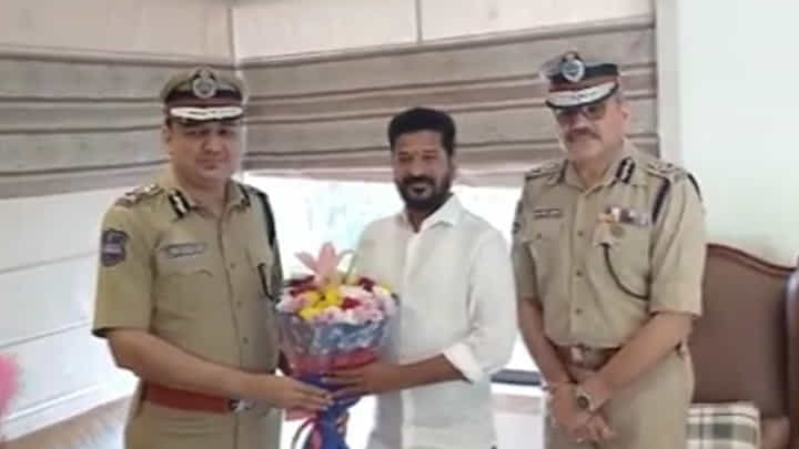 Revanth Reddy: రేవంత్ రెడ్డి ఇంటికి డీజీపీ అంజనీ కుమార్.. భద్రత పెంపు.. Revanth Reddy: రేవంత్ రెడ్డి ఇంటికి డీజీపీ అంజనీ కుమార్.. భద్రత పెంపు..