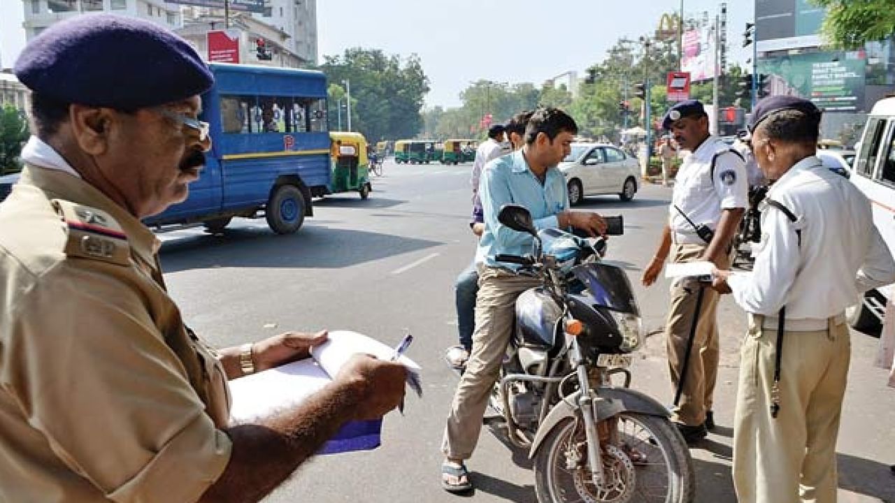 Telangana: వాహనదారులకు గుడ్ న్యూస్ చెప్పిన రేవంత్ సర్కార్.. వారి పెండింగ్ చలాన్లపై 80% డిస్కౌంట్.. వివరాలివే..