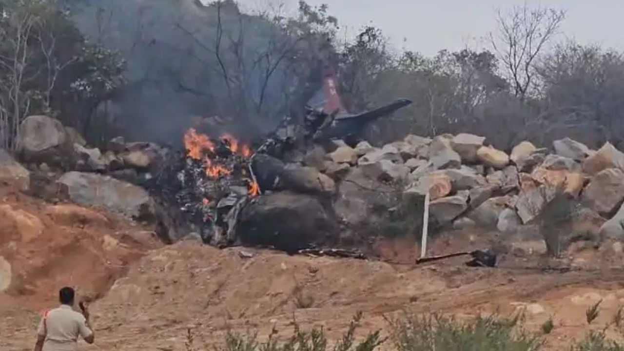 Plane Crash: కుప్పకూలిన ట్రైనీ విమానం.. మంటల్లో చిక్కుకుని ఇద్దరు మృతి