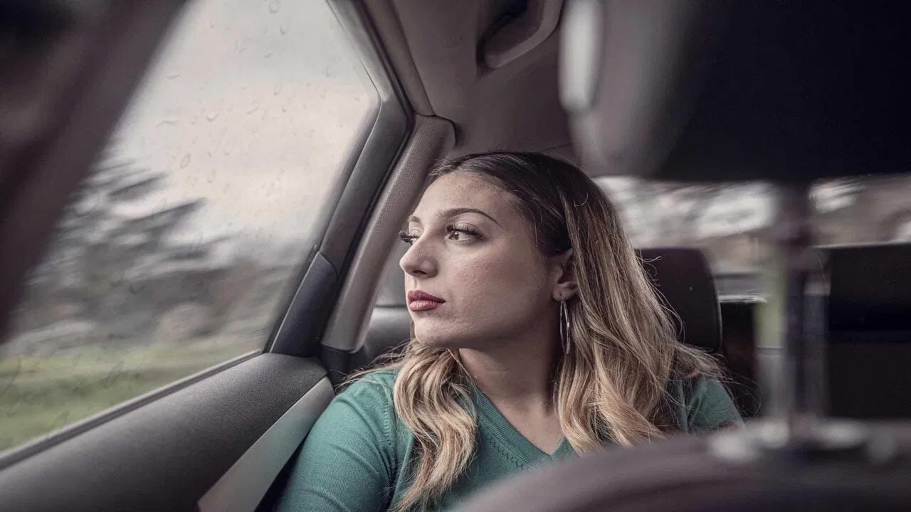 ప్రయాణిస్తున్నప్పుడు, మీరు ఒక ప్రత్యేకమైన ఇంట్లో తయారుచేసిన పొడిని తయారు చేసి, దానిని మీ గుడ్‌విల్‌తో తీసుకెళ్లవచ్చు. ఇందులో మూడు ప్రధాన పదార్థాలు ఉంటాయి - అజామో, సోపు, జీలకర్ర, సమాన నిష్పత్తిలో తీసుకోవాలి. నూనె లేకుండా తక్కువ మంట మీద వేయించాలి. చల్లారిన తర్వాత మిక్సీ జార్ లో పౌడర్ చేసుకోవాలి.