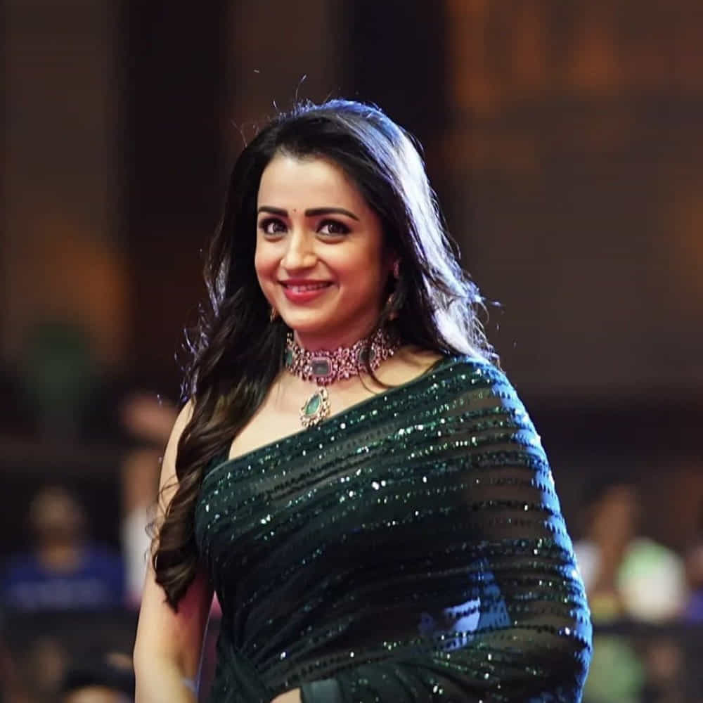 సీనియర్ హీరోయిన్ త్రిష ఇప్పుడు ఫుల్ ఫామ్లో ఉన్నారు. నిన్న మొన్నటి వరకు అమ్మడి కెరీర్ ముగిసినట్టే అని ఫిక్స్ అయిన వాళ్లు కూడా ఇప్పుడు ఈ బ్యూటీ జోరు చూసి షాక్ అవుతున్నారు.