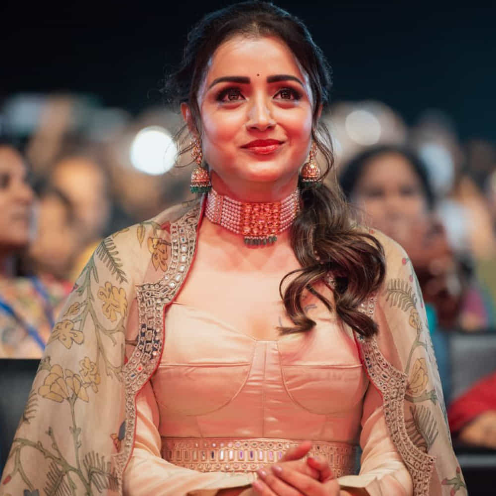 నిన్న మొన్నటి వరకు కేవలం లేడీ ఓరియంటెడ్ సినిమాలకే ఫిక్స్ అయిన త్రిష.. ఈ సినిమా సక్సెస్ తరువాత మళ్లీ స్టార్ హీరోలకు జోడిగా మారారు. పొన్నియిన్ సెల్వన్ సినిమాలో హుందాగా కనిపిస్తూనే గ్లామర్ యాంగిల్ కూడా చూపించారు త్రిష.
