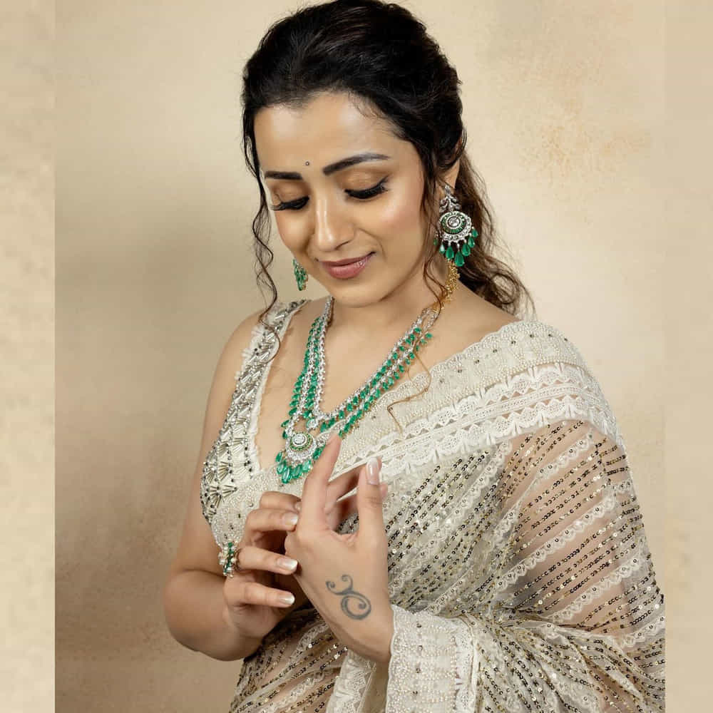సిల్వర్ అండ్ గోల్డ్ శారీలో అద్భుతమే అమ్మాయిగా మారితే ఇలా ఉంటుందా అన్నట్లుగా కనిపిస్తుంది ఈ ముద్దుగుమ్మ. త్రిష లేటేస్ట్ ఫోటోస్ చూసి క్రేజీ కామెంట్స్ చేస్తున్నారు నెటిజన్స్. 