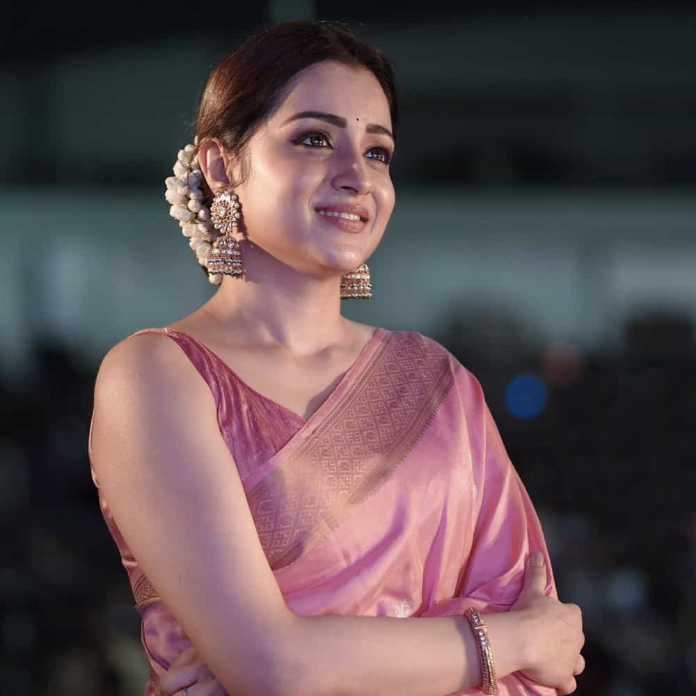 తాజాగా సెట్లో అడుగుపెట్టిన వీడియోను అభిమానులతో షేర్ చేసుకున్న త్రిష, ముందు ముందు మరిన్ని సర్ప్రైజ్లకు సిద్ధంగా ఉండాలంటున్నారు.