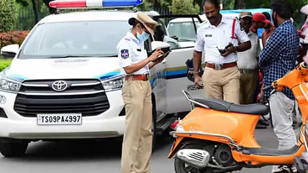 Telangana: ఎగబడి చలాన్లు కడుతోన్న వాహనదారులు.. సర్వర్ హ్యాంగ్ అయ్యే పరిస్థితి