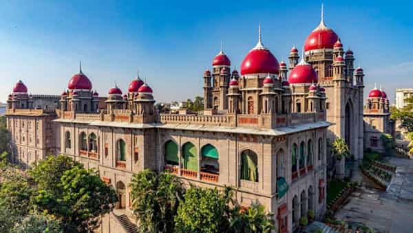 Telangana: మహిళ జడ్జ్కు న్యాయవాది వేధింపులు.. సుమోటోగా స్వీకరించిన హైకోర్టు