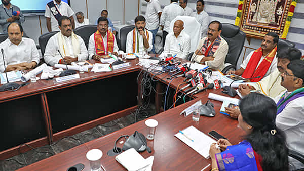 TTD : టీటీడీ ఉద్యోగుల శుభవార్త, ఇళ్ల స్థలాల పంపిణీకి గ్రీన్ సిగ్నల్.. 350 ఎకరాలు కొనుగోలు చేయాలని నిర్ణయం..