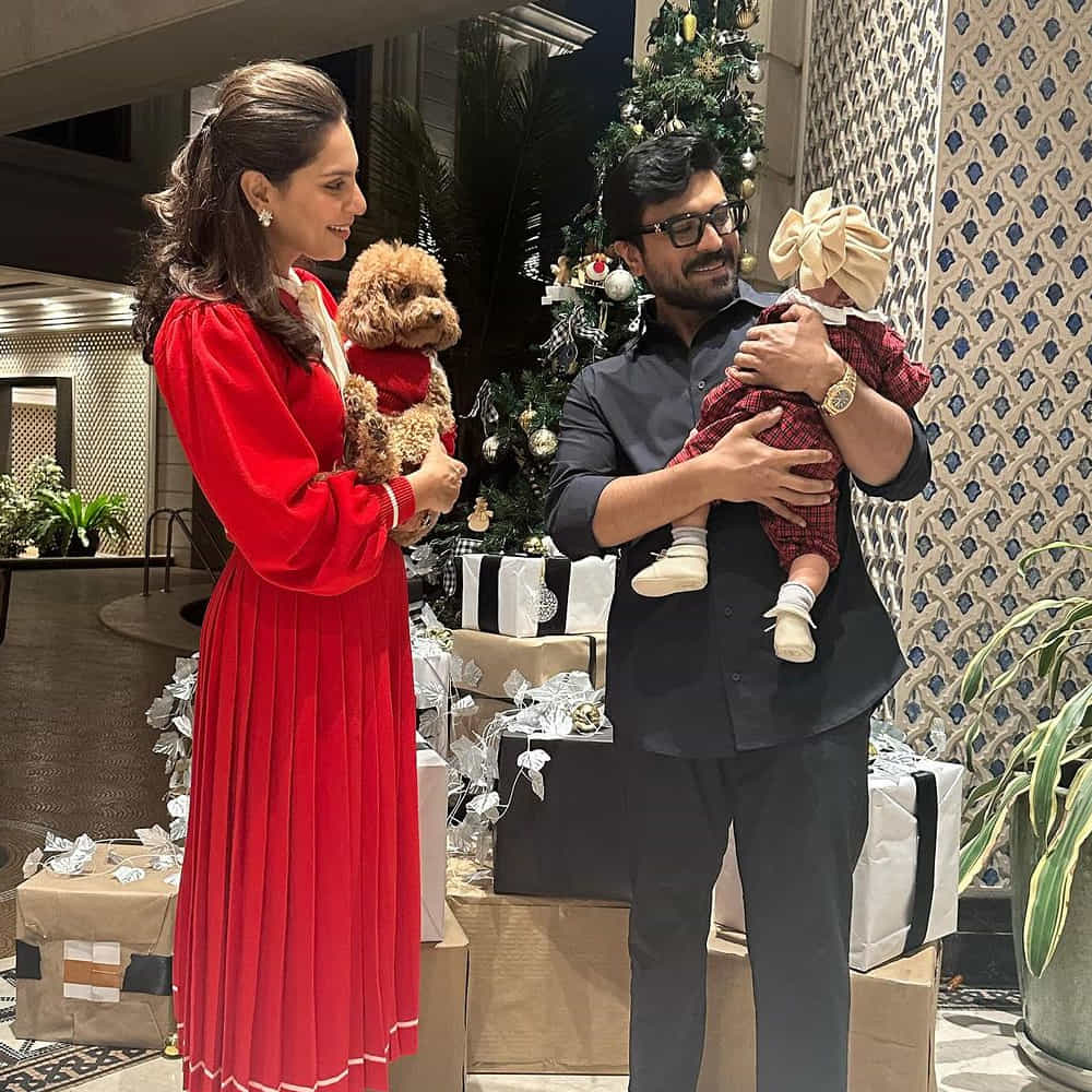 కూతురు క్లీంకారను ఎత్తుకుని రామ్ చరణ్ ఎంతో సంతోషంగా నవ్వుతున్న ఫోటోలను ఉపాసన ఇన్ స్టాలో పంచుకుంది. ఈ ఫోటోస్ ఇప్పుడు నెట్టింట వైరలవుతున్నాయి.