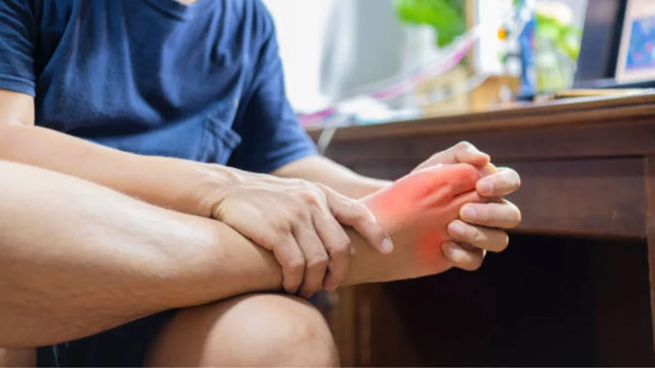 అదనపు ప్రోటీన్లను శరీరం నుంచి తొలగించబడకపోతే, రక్తంలో యూరిక్ యాసిడ్ మోతాడు పెరుగుతుంది. ఇది బొటనవేలు నుంచి చీలమండల వరకు వాపు, విపరీతమైన నొప్పిని కలిగిస్తుంది. దీనిని గౌట్ అని కూడా అంటారు. చలికాలం వస్తే కీళ్లనొప్పుల సమస్యలు పెరుగుతాయి. శరీరంలో యూరిక్ యాసిడ్ ఎక్కువగా ఉన్నట్లయితే శరీరంపై ఏవైనా గాయాలు ఉంటే ఆ ప్రాంతంలో దురద మొదలవుతుంది. అయితే శీతాకాలంలో ఈ కింది కూరగాయలు తినడం వల్ల ఈ సమస్యను నివారించవచ్చు..