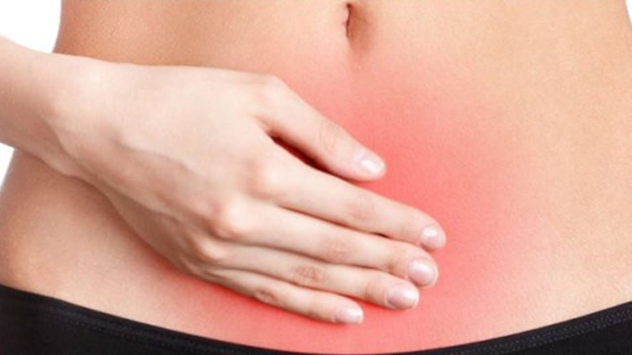 ప్రసవం తర్వాత కూడా మహిళల్లో కూడా కటి కండరాలు వీక్ అయి యూరిన్ లీక్ అవుతూ ఉంటుంది. బిడ్డకు జన్మనివ్వడం వల్ల కింద కటి కండరాలు సాగుతాయి. దీంతో వాటిపై ఒత్తిడి పెరిగి.. వారిని బలహీన పరుస్తుంది.