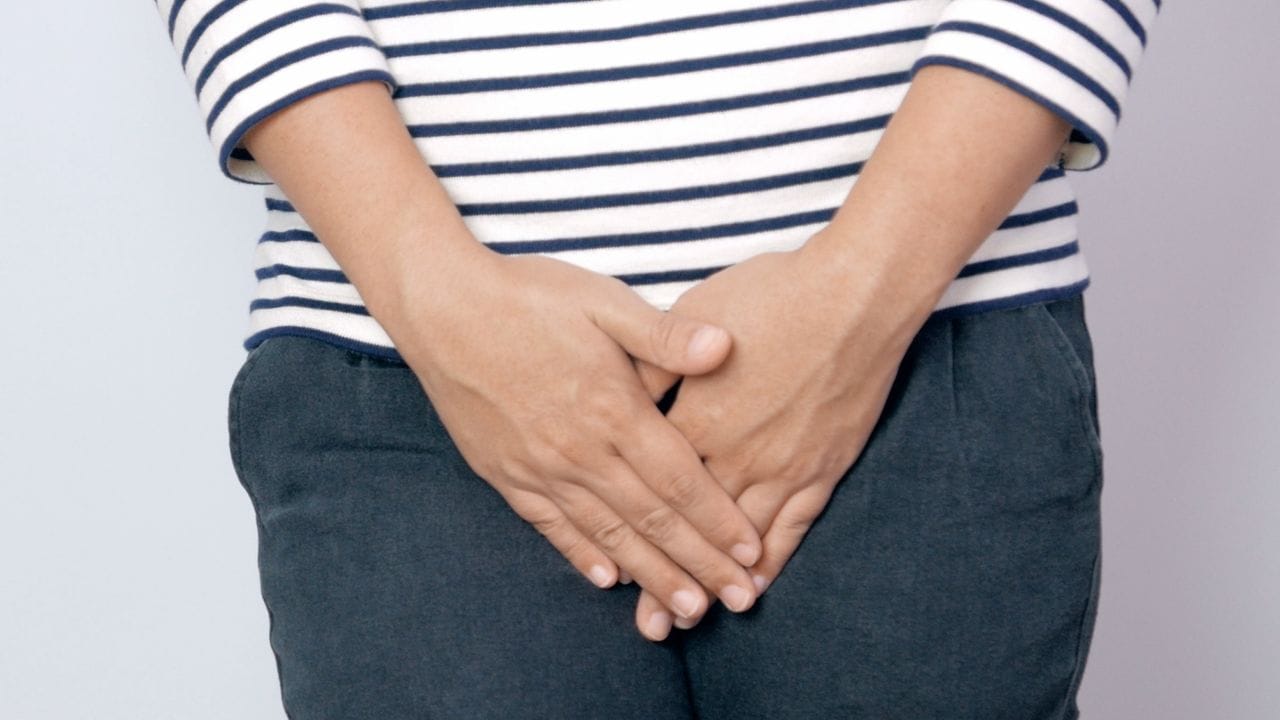 మీరు నవ్వినప్పుడు, పరిగెత్తినప్పుడు, దగ్గినప్పుడు, తుమ్మినప్పుడు మూత్రం లీక్ అవుతుందా.. దీన్ని అస్సలు తేలిగ్గా తీసుకోకండి. ఎందుకంటే ఇది సమస్యకు ఆరంభం మాత్రమే. ఏదైనా పనులు చేసినప్పుడు మహిళల్లో అప్పుడు మూత్రం అనేది లీక్ అవుతుంది. ఈ విషయం బయటకు చెప్పలేక ఎంతో ఇబ్బంది పడుతూ ఉంటారు. ఇలా మూత్రం ఆపుకోలేని పరిస్థితిని (యూఐ) అంటారు.