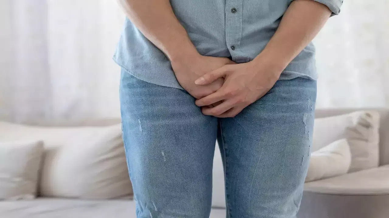 కొంత మంది మహిళల్లో దీర్ఘకాలిక అనారోగ్యం, సరైన ఆహారం తీసుకోక పోవడం వల్ల శారీరక బలహీనత కూడా మూత్రం లీక్ అవ్వడానికి కారణం అవ్వొచ్చు. అదే విధంగా మహిళల్లో పెరుగుతున్న ఊబకాయం, డయాబెటీస్ కారణం వల్ల కూడా యూరిన్ లీక్ అవుతుందని నిపుణులు చెబుతున్నారు.