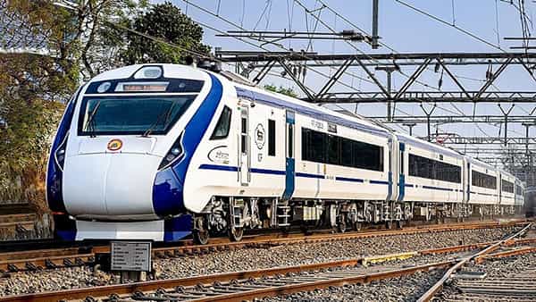 Fence in Railway Tracks: రైల్వే ట్రాక్పై కంచె నిర్మాణం? వందేభారత్ రైలు కోసమే ప్రత్యేకం..