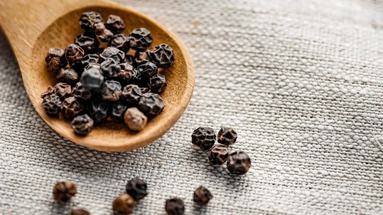 నల్ల మిరియాలు కూడా చేతిలో నుంచి జారి పోకుండా చూసుకోండి. అవి జారి పోవడం వల్ల మీకు దగ్గరగా ఉండే వారు రాబోయే రోజుల్లో అనారోగ్య పాలవుతారు. అంతే కాకుండా ఆర్థిక, ఆరోగ్య సమస్యలు వచ్చే అవకాశాలు ఉంటాయని అర్థమట.
