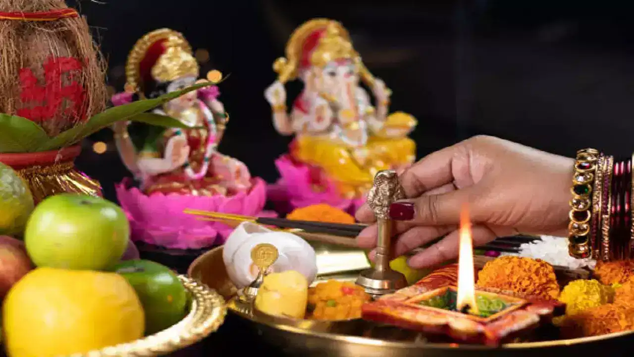 అదే విధంగా పూజకు సంబంధించిన వస్తువులు కూడా జారి పడిపోకుండా చూసుకోవాలి. పూజా ఫలకం చేతిలో నుంచి పొరపాటున జారి పడిపోయితే.. కుటుంబంలో యజమాని చిక్కుల్లో పడపోతారని అర్థం. కాబట్టి పైన తెలిపిన వస్తువులు వీలైనంత వరకూ జారి పడి పోకుండా చూసుకోండి.