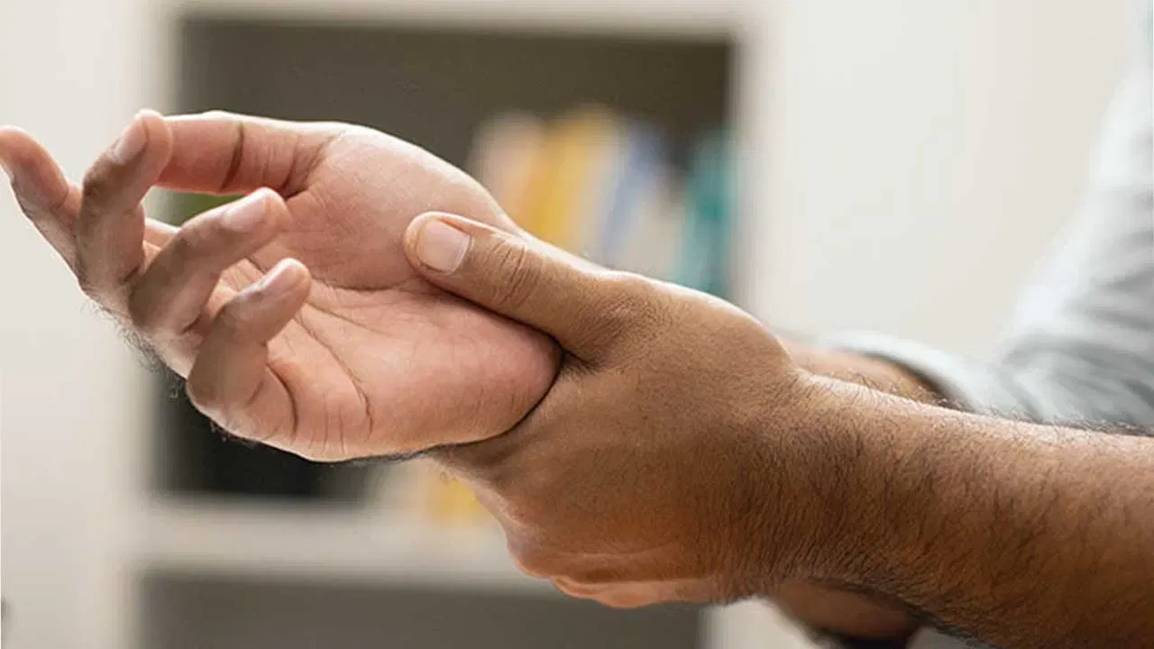 అప్పుడప్పుడు చేయి జారడం అనేది కామన్ గా అందరికీ జరిగే విషయం. కొన్ని సార్లు అనుకోకుండా చేయి జారి పోతూ వస్తువులు పడి పోతూ ఉంటాయి. కొన్ని రకాల గాజు వస్తువులు, పాత్రలు అయితే పగిలి పోతాయి. అయితే కొన్ని రకాల వస్తువుల అనేవి అసలు చేతిలో నుంచి జార కూడదు. వాస్తు శాస్త్రం ప్రకారం ఎలాంటి వస్తువులు చేతిలో నుంచి జారితే.. ఎలాంటి ప్రతికూల ప్రభావాన్ని చూపిస్తాయో ఇప్పుడు తెలుసుకుందాం.
