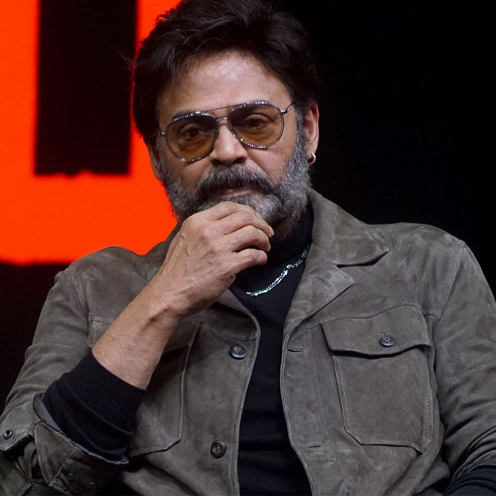 ఇప్పుడు వెంకటేష్ చెప్పినట్టుగానే ఆ మధ్య నాని కూడా త్రివిక్రమ్ని మెన్షన్ చేశారు. మహేష్ తో కలిసి మీరు సినిమా చేస్తారా? అని నానికి ఓ క్వశ్చన్ ఎదురైంది. 'ఏం త్రివిక్రమ్గారూ వింటున్నారా' అంటూ నాని సరదాగా చెప్పిన ఆన్సర్ ఇన్స్టంట్గా వైరల్ అయింది. హాయ్ నాన్న ప్రమోషన్ల టైమ్లో విపరీతంగా ట్రెండ్ అయింది ఈ న్యూస్