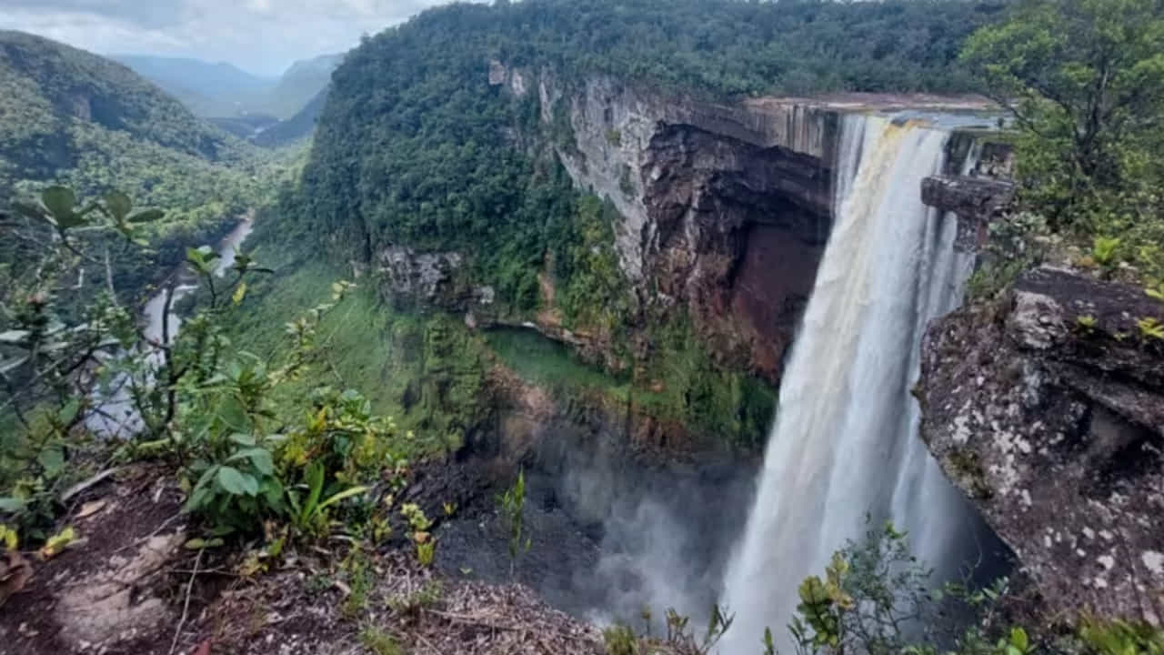 ఉక్రెయిన్ - రష్యా, ఇజ్రాయిల్ - పాలస్తీనా (గాజా) విషయంలో ఎలాగైతే ఎవరికీ శత్రువు కాని వైఖరిని అవలంబింస్తుందో ఆ వైఖరి ఇక్కడ సాధ్యపడేనా? పైగా అడుగుతున్నది యుద్ధంలో సహాయం కాదు, దౌత్యపరమైన జోక్యమే కాబట్టి అడుగు ముందుకేస్తే వచ్చే నష్టమేంటి అన్న ప్రశ్నలు, విశ్లేషణలు వస్తున్నాయి. ఏదేమైనా భారత్ తన ప్రయోజనాలకు విఘాతం కలగకుండా మిత్రదేశాల ప్రయోజనాలు కాపాడేలా వ్యవహరించక తప్పదు.