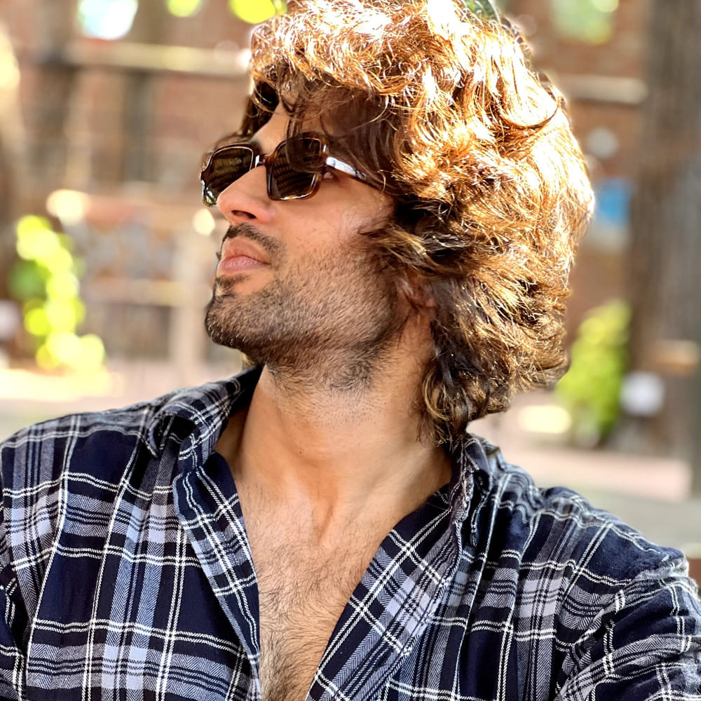 మూవీ అప్డేట్స్ ఇవ్వకపోయినా... లేటెస్ట్ లుక్స్తో టీజ్ చేస్తున్నారు రౌడీ హీరో విజయ్ దేవరకొండ. రీసెంట్గా ఫారిన్ షెడ్యూల్ పూర్తి చేసుకొని వచ్చిన రౌడీ బాయ్, ఆ ఫోటోస్తో ఫ్యాన్స్ను ఎంటర్టైన్ చేస్తున్నారు.